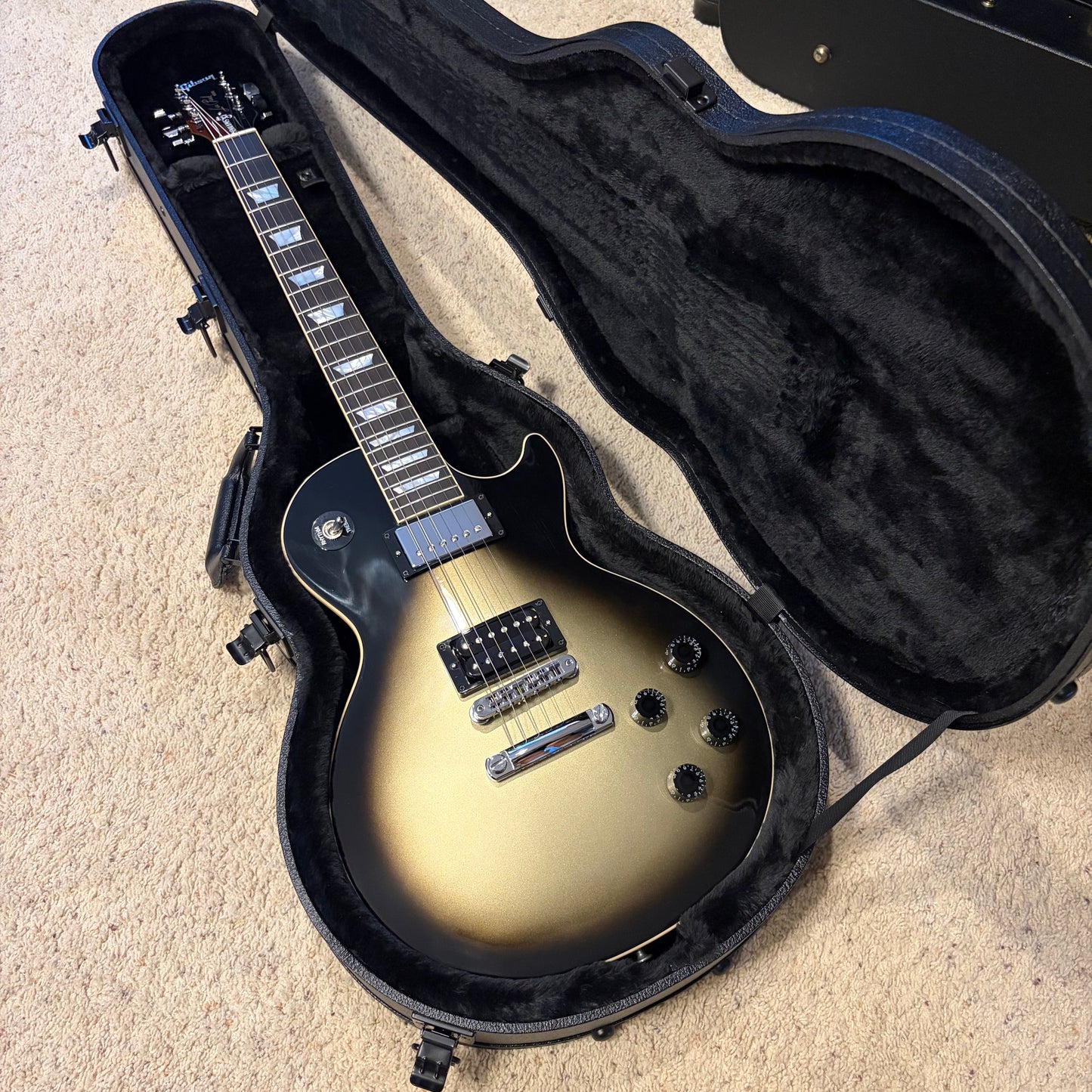 TOOL đ ď¸! 2025 Gibson USA Adam Jones Signature Les Paul Standard Antique Silverburst Metallic Sparkle Black Ebony Fretboard Custom Modern Grover Tuners Chrome Hardware BurstBucker 1 DC High Gain Pickups 1979 â79 Norlin Era Tribute