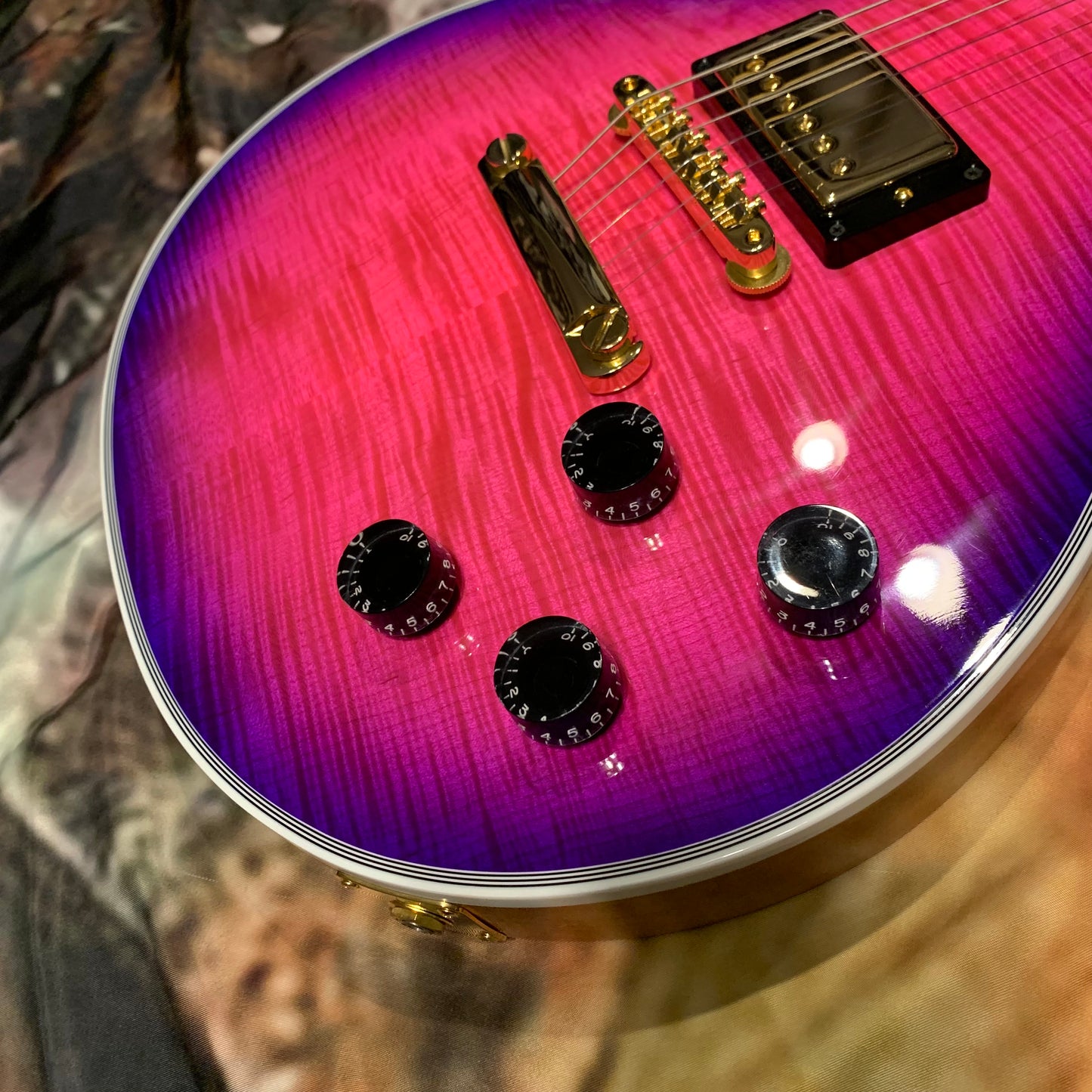 EXOTIC 🦄💋! 2024 Gibson Custom Shop Les Paul Custom Axcess Neon Burst AAA F Figured Flamed Desert Sunset Trans Pink Purple Violet Black Ebony Fretboard Full Gloss ‘57 Classic M2M Made To Measure Bengal Burst ABR-1 Stopbar PRS Orianthi Blooming Lotus Glow