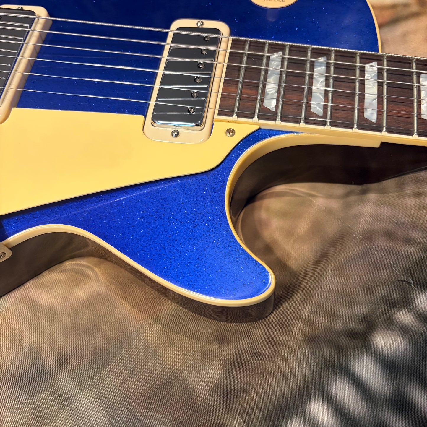 COOL 🥶! 2026 Gibson Custom Shop '76 Les Paul Deluxe Reissue Basalt Blue Sparkle Top VOS Limited Edition LE 1976 Standard Norlin Era Mini Humbuckers Maple Neck Sandwich Body Construction ABR-1 Bridge Chrome Hardware Cream Plastics Brown Walnut Body