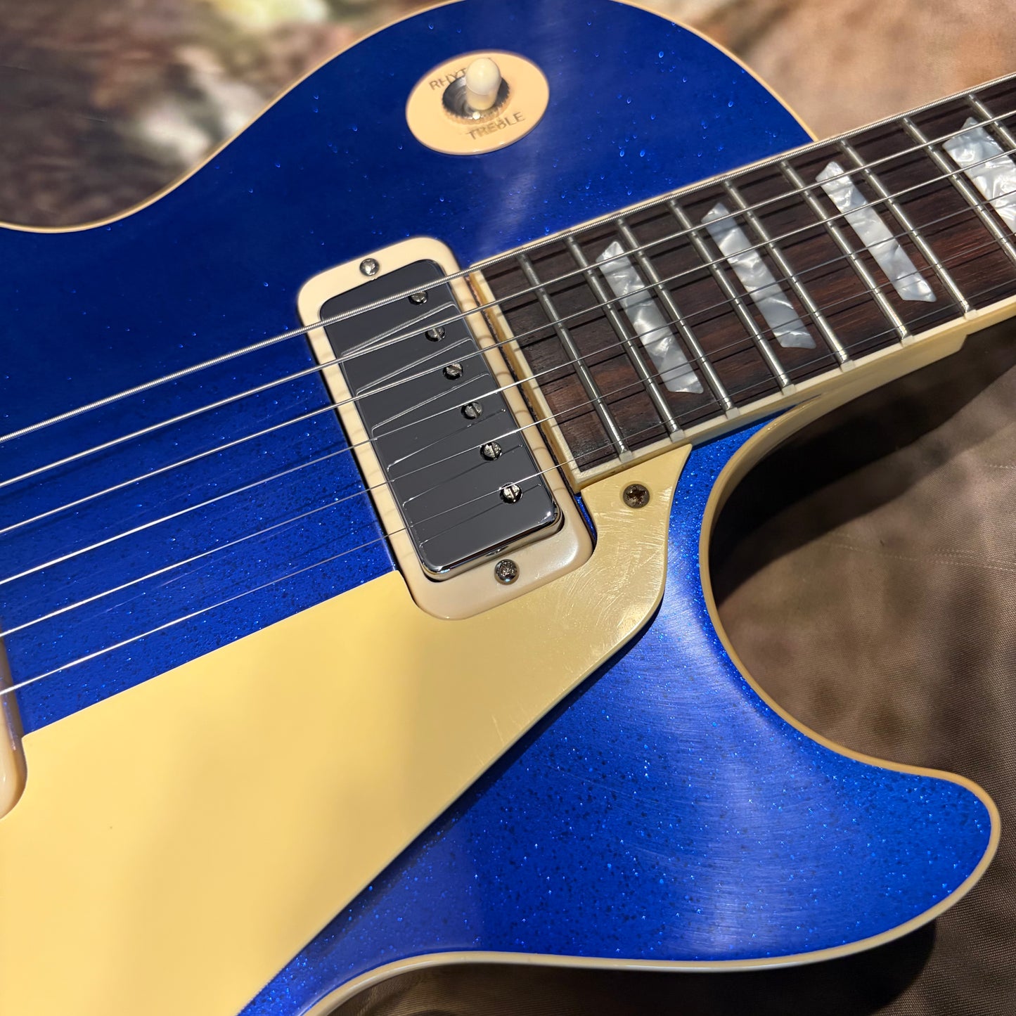 COOL 🥶! 2026 Gibson Custom Shop '76 Les Paul Deluxe Reissue Basalt Blue Sparkle Top VOS Limited Edition LE 1976 Standard Norlin Era Mini Humbuckers Maple Neck Sandwich Body Construction ABR-1 Bridge Chrome Hardware Cream Plastics Brown Walnut Body
