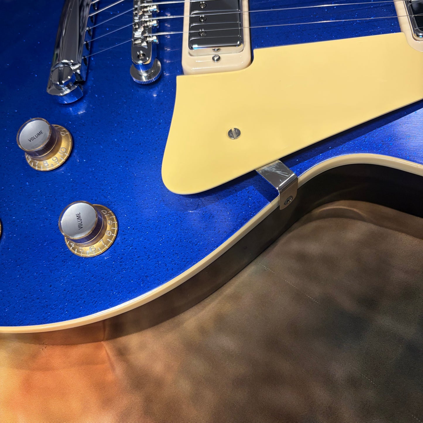 COOL 🥶! 2026 Gibson Custom Shop '76 Les Paul Deluxe Reissue Basalt Blue Sparkle Top VOS Limited Edition LE 1976 Standard Norlin Era Mini Humbuckers Maple Neck Sandwich Body Construction ABR-1 Bridge Chrome Hardware Cream Plastics Brown Walnut Body