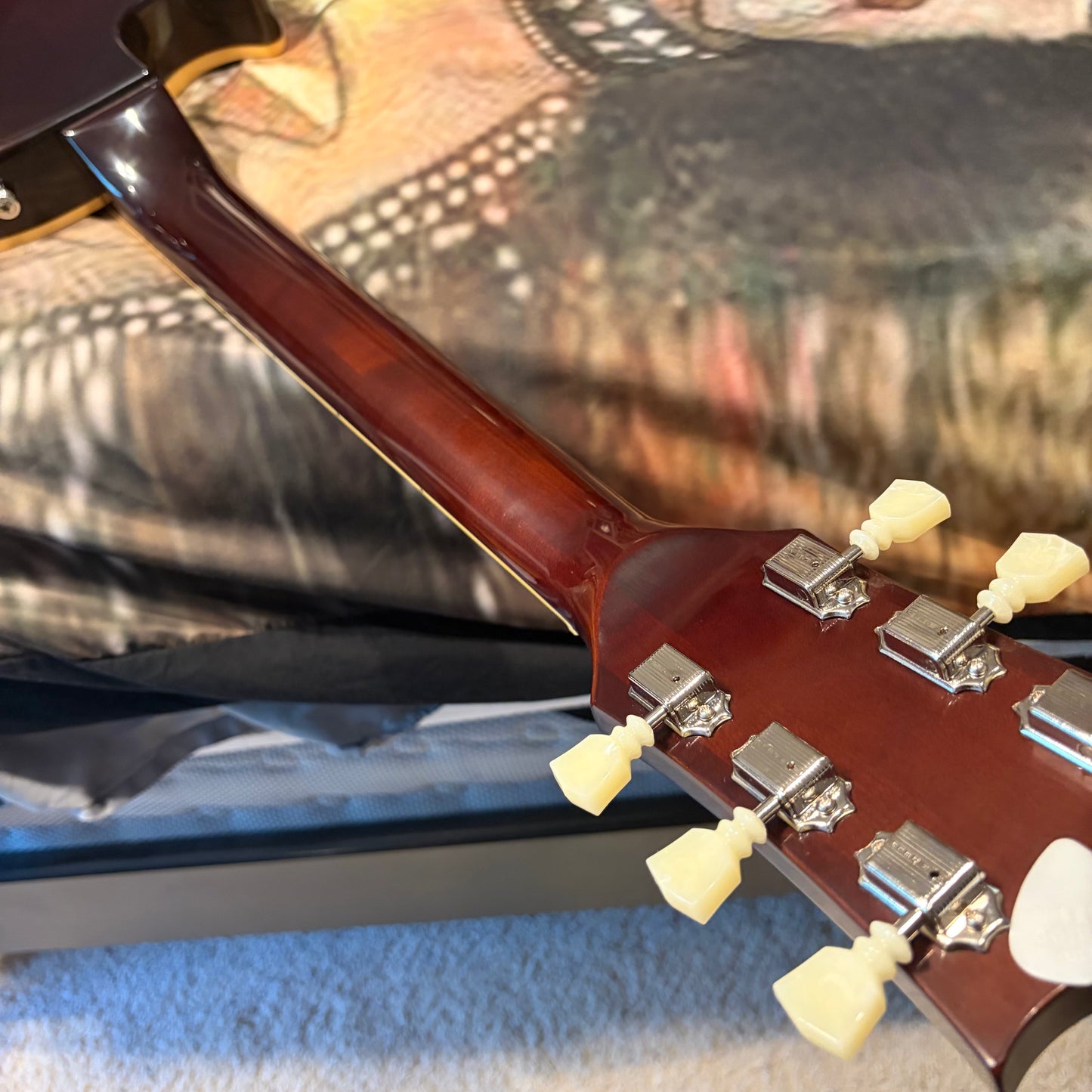 COOL 🥶! 2026 Gibson Custom Shop '76 Les Paul Deluxe Reissue Basalt Blue Sparkle Top VOS Limited Edition LE 1976 Standard Norlin Era Mini Humbuckers Maple Neck Sandwich Body Construction ABR-1 Bridge Chrome Hardware Cream Plastics Brown Walnut Body