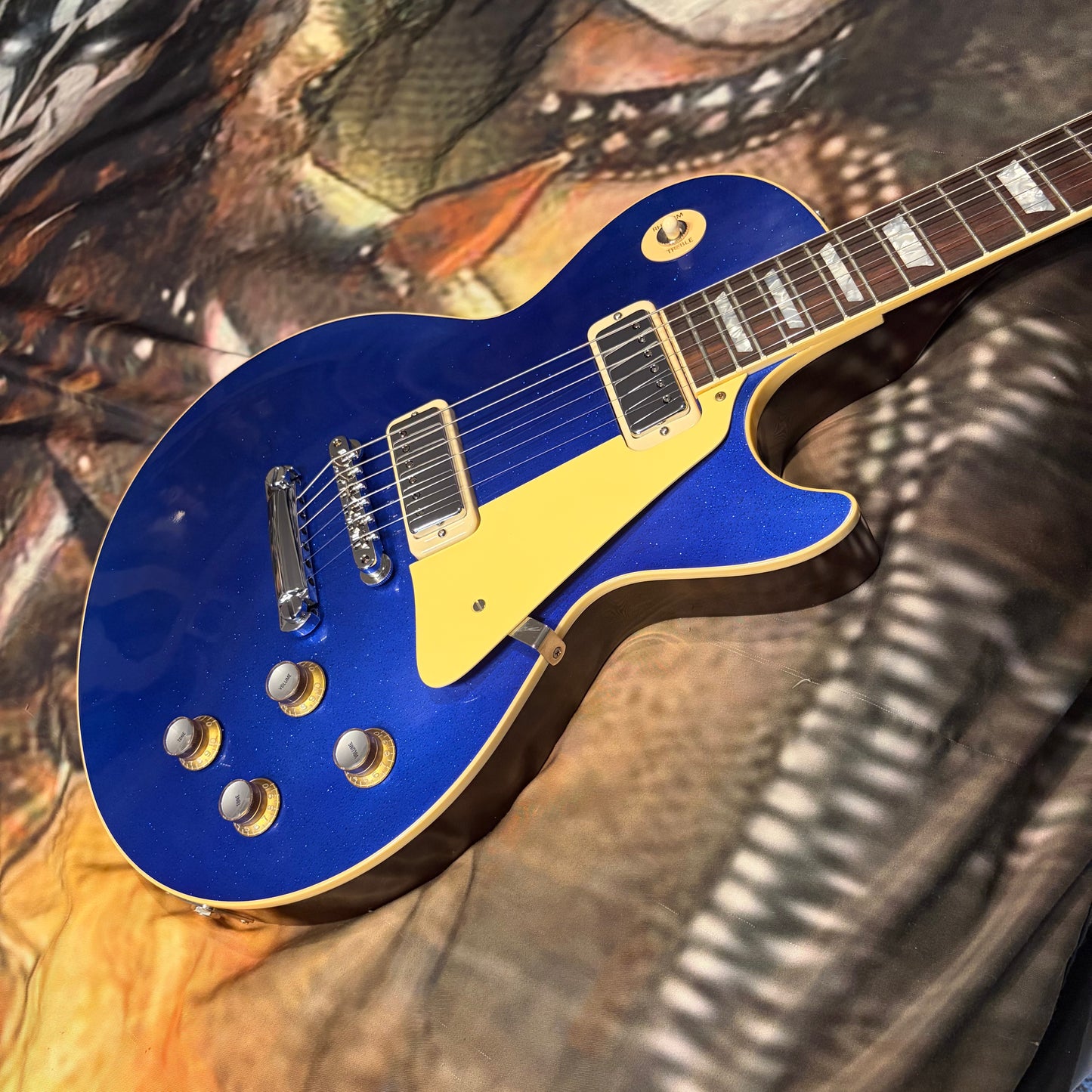 COOL 🥶! 2026 Gibson Custom Shop '76 Les Paul Deluxe Reissue Basalt Blue Sparkle Top VOS Limited Edition LE 1976 Standard Norlin Era Mini Humbuckers Maple Neck Sandwich Body Construction ABR-1 Bridge Chrome Hardware Cream Plastics Brown Walnut Body
