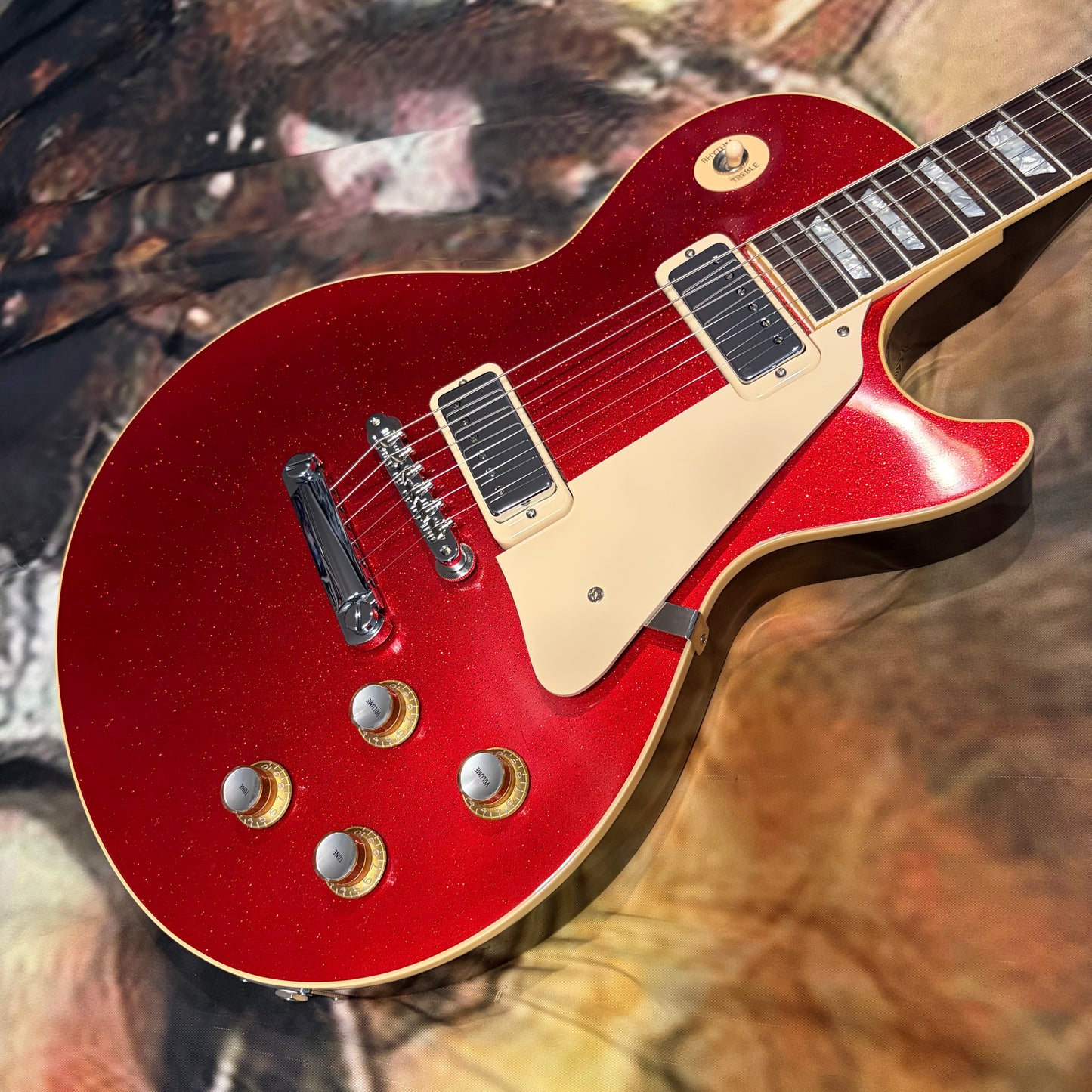 FANCY 💃! 2026 Gibson Custom Shop '76 Les Paul Deluxe Reissue Rocket Red Sparkle Top VOS Limited Edition LE 1976 Standard Norlin Era Mini Humbuckers Maple Neck Sandwich Body Construction ABR-1 Bridge Chrome Hardware Cream Plastics Brown Walnut Body
