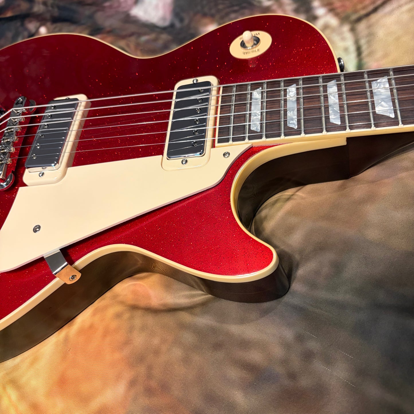 FANCY 💃! 2026 Gibson Custom Shop '76 Les Paul Deluxe Reissue Rocket Red Sparkle Top VOS Limited Edition LE 1976 Standard Norlin Era Mini Humbuckers Maple Neck Sandwich Body Construction ABR-1 Bridge Chrome Hardware Cream Plastics Brown Walnut Body
