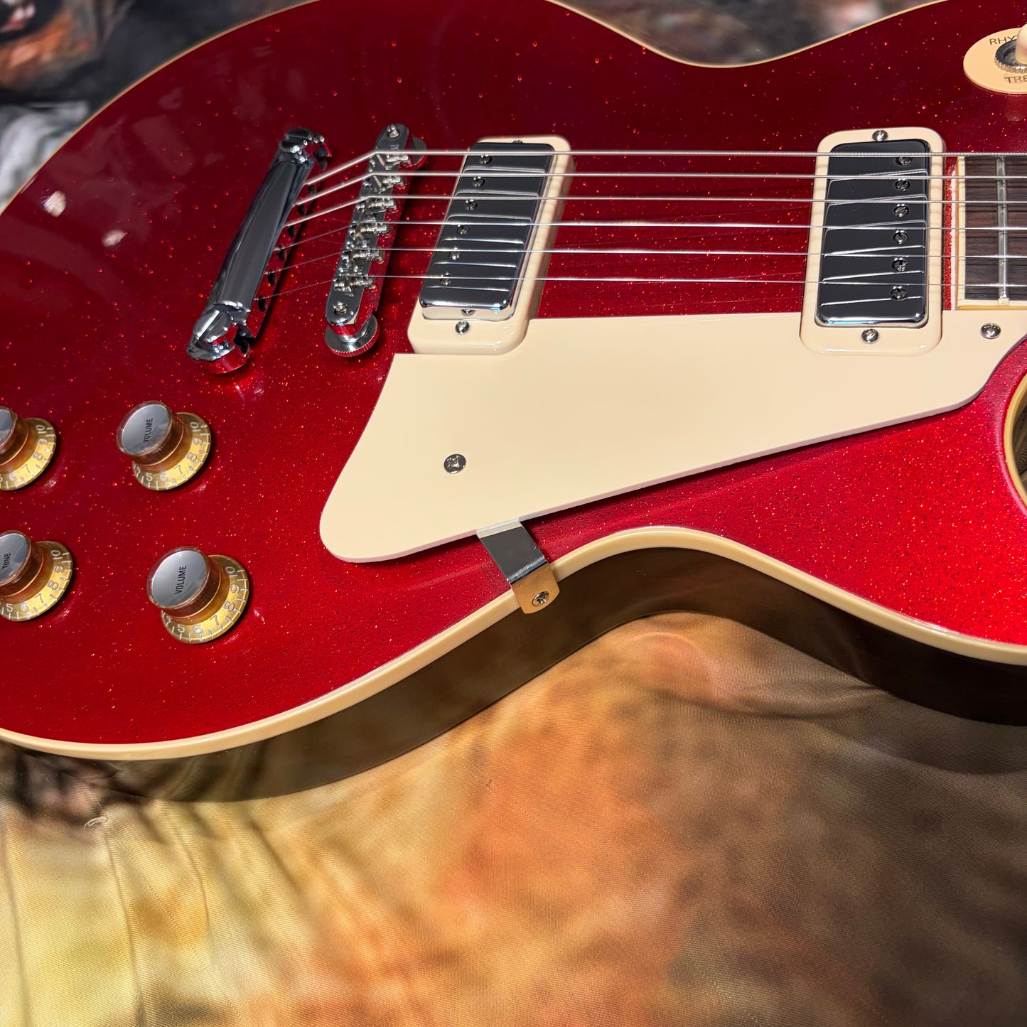 FANCY 💃! 2026 Gibson Custom Shop '76 Les Paul Deluxe Reissue Rocket Red Sparkle Top VOS Limited Edition LE 1976 Standard Norlin Era Mini Humbuckers Maple Neck Sandwich Body Construction ABR-1 Bridge Chrome Hardware Cream Plastics Brown Walnut Body