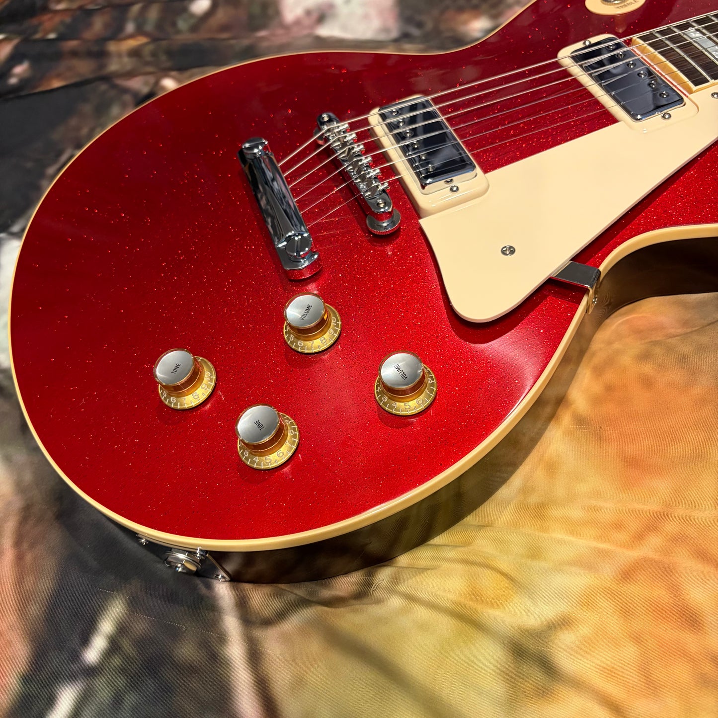 FANCY 💃! 2026 Gibson Custom Shop '76 Les Paul Deluxe Reissue Rocket Red Sparkle Top VOS Limited Edition LE 1976 Standard Norlin Era Mini Humbuckers Maple Neck Sandwich Body Construction ABR-1 Bridge Chrome Hardware Cream Plastics Brown Walnut Body