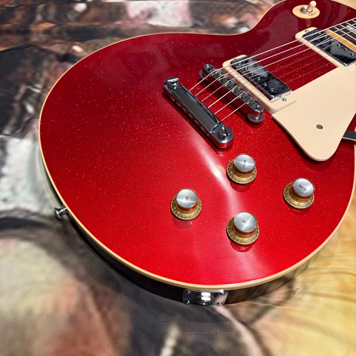 FANCY 💃! 2026 Gibson Custom Shop '76 Les Paul Deluxe Reissue Rocket Red Sparkle Top VOS Limited Edition LE 1976 Standard Norlin Era Mini Humbuckers Maple Neck Sandwich Body Construction ABR-1 Bridge Chrome Hardware Cream Plastics Brown Walnut Body