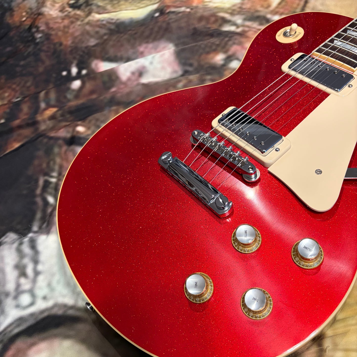 FANCY 💃! 2026 Gibson Custom Shop '76 Les Paul Deluxe Reissue Rocket Red Sparkle Top VOS Limited Edition LE 1976 Standard Norlin Era Mini Humbuckers Maple Neck Sandwich Body Construction ABR-1 Bridge Chrome Hardware Cream Plastics Brown Walnut Body