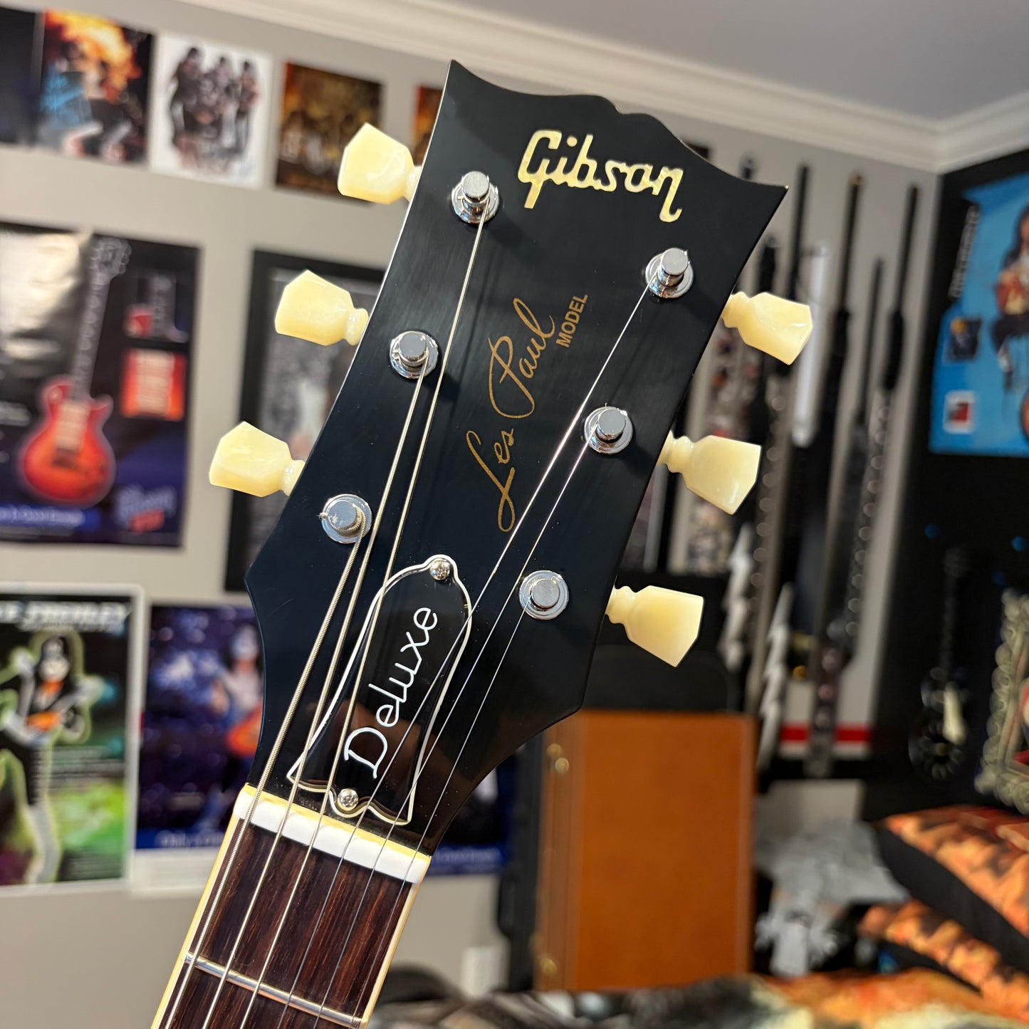 FANCY 💃! 2026 Gibson Custom Shop '76 Les Paul Deluxe Reissue Rocket Red Sparkle Top VOS Limited Edition LE 1976 Standard Norlin Era Mini Humbuckers Maple Neck Sandwich Body Construction ABR-1 Bridge Chrome Hardware Cream Plastics Brown Walnut Body
