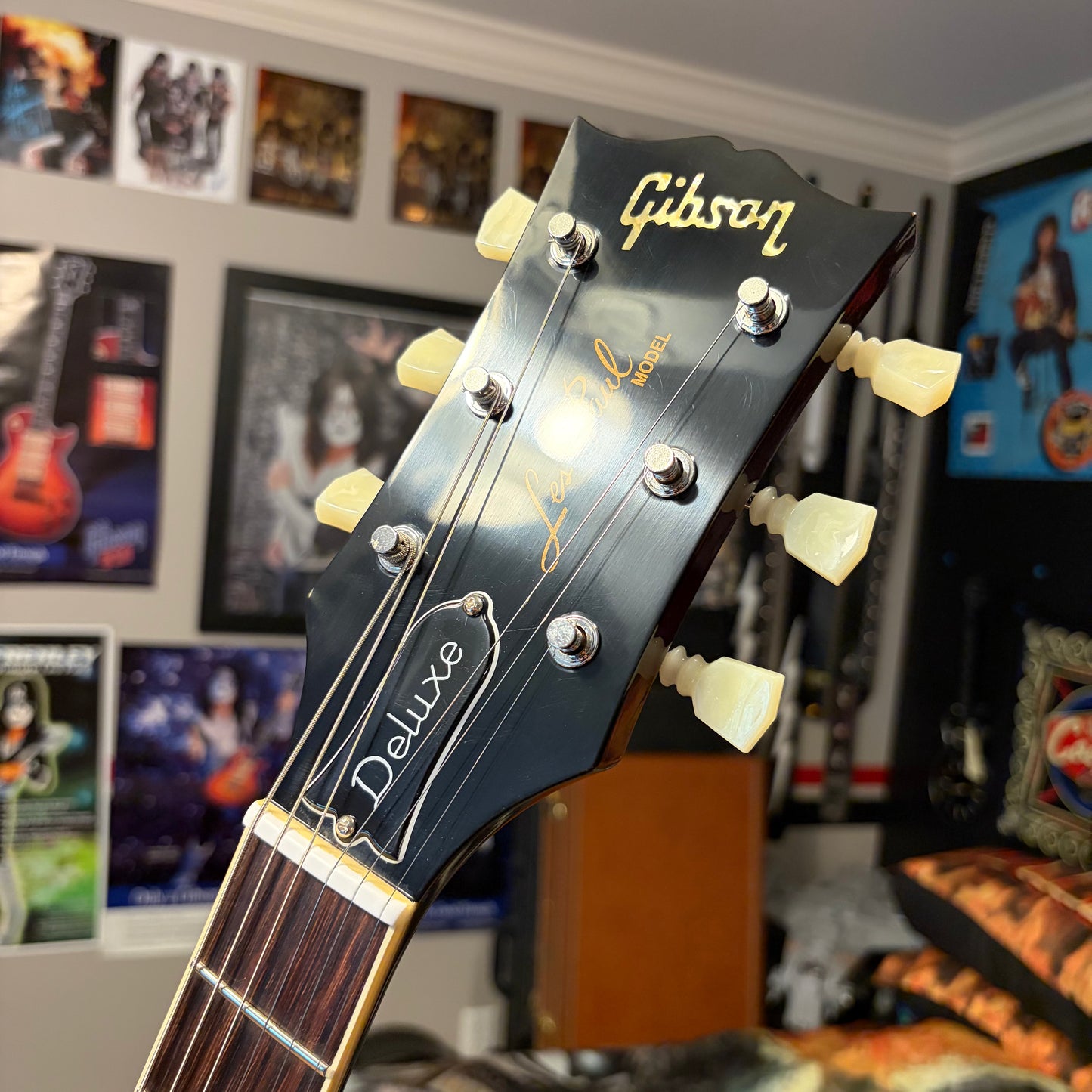 FANCY 💃! 2026 Gibson Custom Shop '76 Les Paul Deluxe Reissue Rocket Red Sparkle Top VOS Limited Edition LE 1976 Standard Norlin Era Mini Humbuckers Maple Neck Sandwich Body Construction ABR-1 Bridge Chrome Hardware Cream Plastics Brown Walnut Body