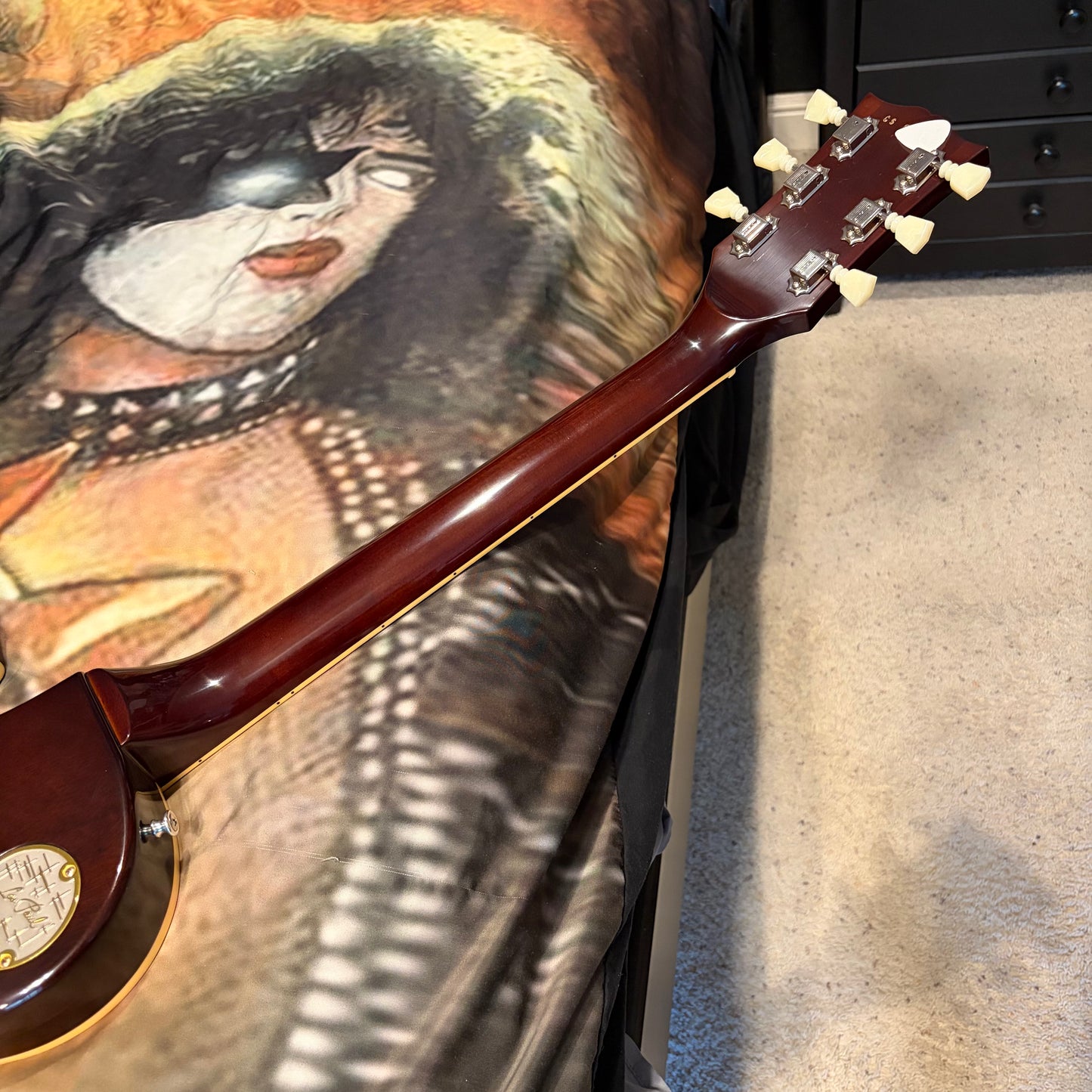 FANCY 💃! 2026 Gibson Custom Shop '76 Les Paul Deluxe Reissue Rocket Red Sparkle Top VOS Limited Edition LE 1976 Standard Norlin Era Mini Humbuckers Maple Neck Sandwich Body Construction ABR-1 Bridge Chrome Hardware Cream Plastics Brown Walnut Body