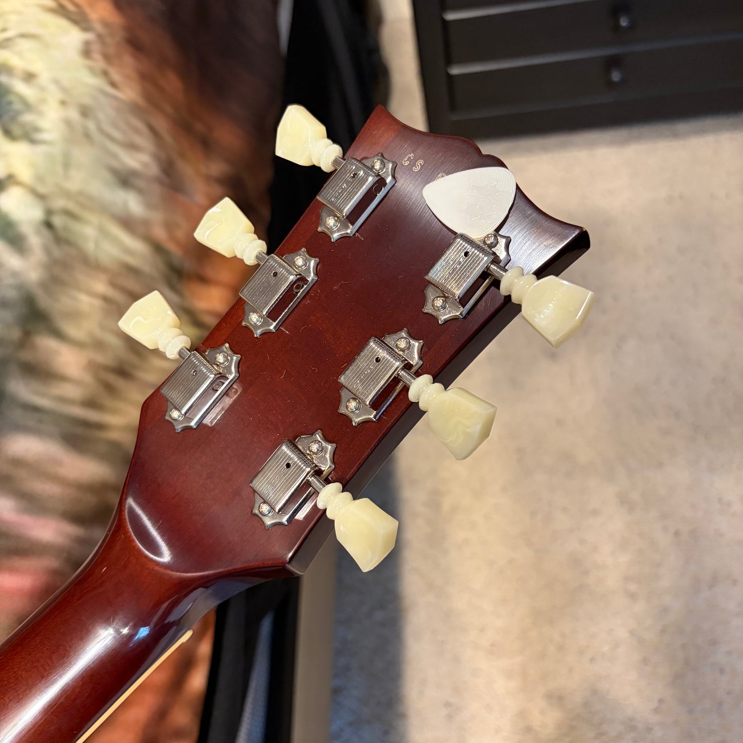FANCY 💃! 2026 Gibson Custom Shop '76 Les Paul Deluxe Reissue Rocket Red Sparkle Top VOS Limited Edition LE 1976 Standard Norlin Era Mini Humbuckers Maple Neck Sandwich Body Construction ABR-1 Bridge Chrome Hardware Cream Plastics Brown Walnut Body