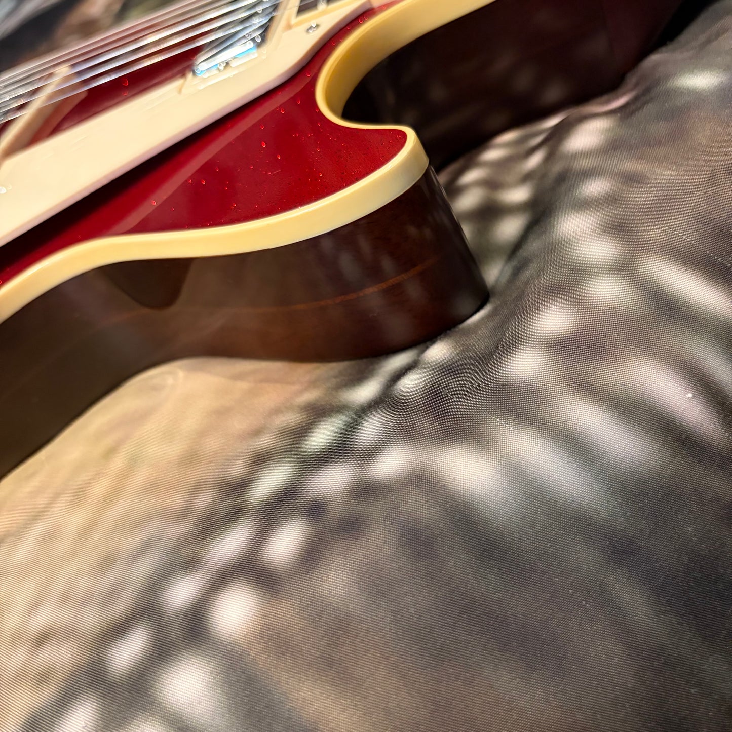 FANCY 💃! 2026 Gibson Custom Shop '76 Les Paul Deluxe Reissue Rocket Red Sparkle Top VOS Limited Edition LE 1976 Standard Norlin Era Mini Humbuckers Maple Neck Sandwich Body Construction ABR-1 Bridge Chrome Hardware Cream Plastics Brown Walnut Body