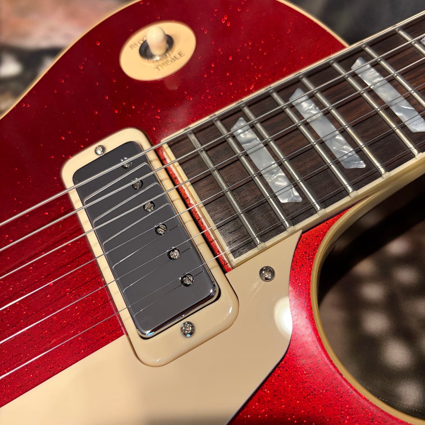 FANCY 💃! 2026 Gibson Custom Shop '76 Les Paul Deluxe Reissue Rocket Red Sparkle Top VOS Limited Edition LE 1976 Standard Norlin Era Mini Humbuckers Maple Neck Sandwich Body Construction ABR-1 Bridge Chrome Hardware Cream Plastics Brown Walnut Body