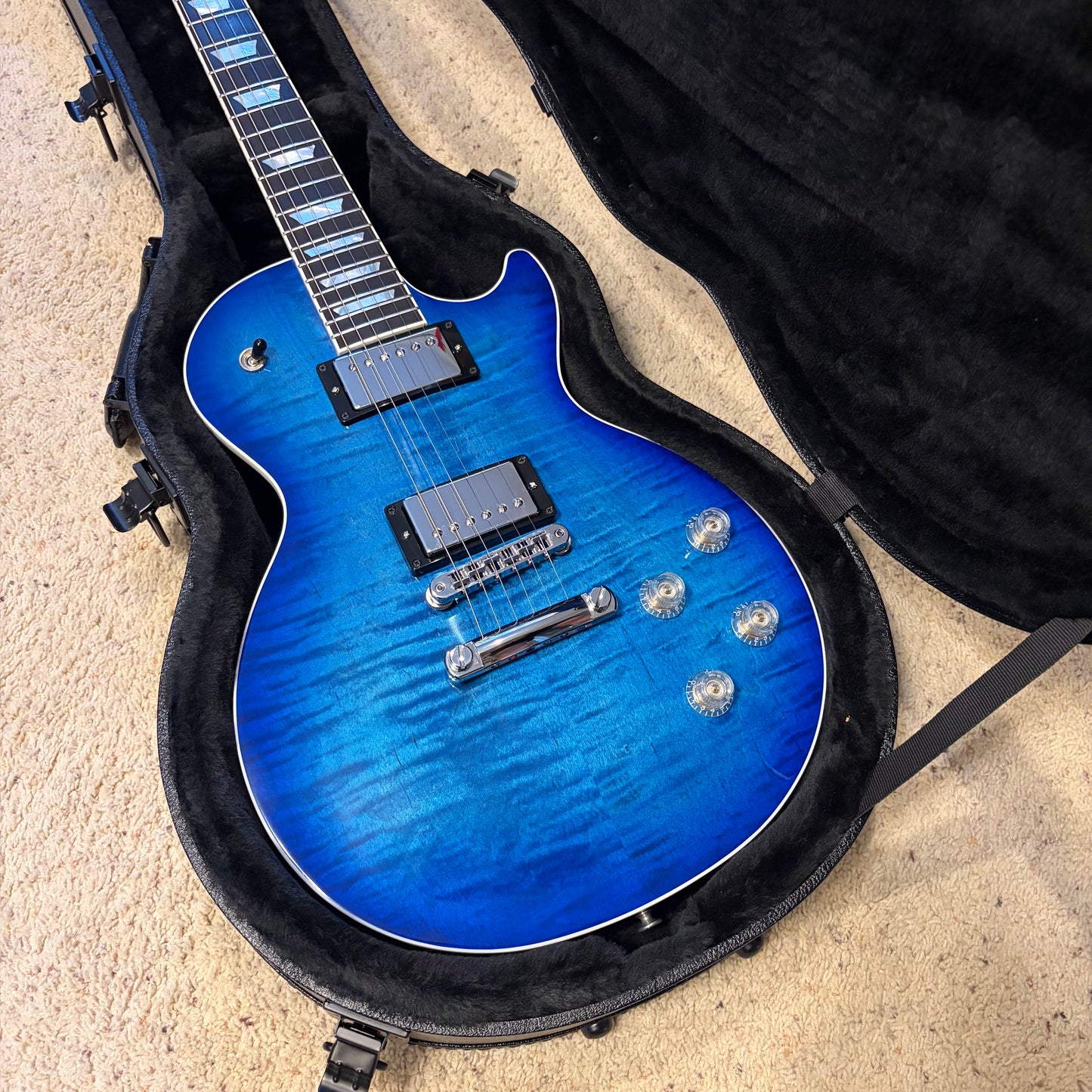MODERN 🌊! 2025 Gibson USA Les Paul Modern Figured Cobalt Burst Ocean Water Blue Blueberry Ebony Fretboard Modern Standard Locking Grover Tuners Chrome Hardware AAA Premium Plus Top Axcess Heel Coil Tap BurstBucker Pro Pickups Demo Shop