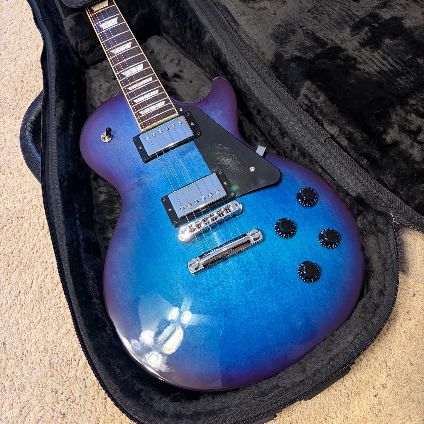 BLUEBERRY 🫐! 2025 Gibson USA Les Paul Studio Blueberry Burst Plain Top Rosewood Fretboard Slim Taper Neck Profile Ocean Blue Blueberry Cobalt Trans Aqua BurstBucker Pro Pickups Chrome Hardware Full Gloss Standard Binding Coil Taps