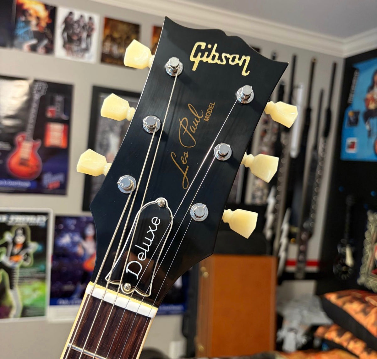 FANCY 💃! 2026 Gibson Custom Shop '76 Les Paul Deluxe Reissue Rocket Red Sparkle Top VOS Limited Edition LE 1976 Standard Norlin Era Mini Humbuckers Maple Neck Sandwich Body Construction ABR-1 Bridge Chrome Hardware Cream Plastics Brown Walnut Body