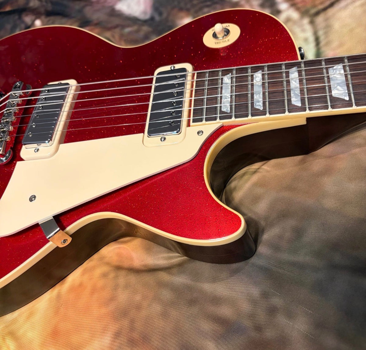FANCY 💃! 2026 Gibson Custom Shop '76 Les Paul Deluxe Reissue Rocket Red Sparkle Top VOS Limited Edition LE 1976 Standard Norlin Era Mini Humbuckers Maple Neck Sandwich Body Construction ABR-1 Bridge Chrome Hardware Cream Plastics Brown Walnut Body