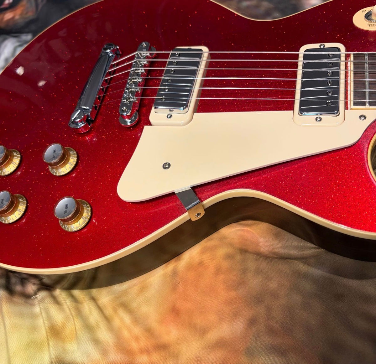 FANCY 💃! 2026 Gibson Custom Shop '76 Les Paul Deluxe Reissue Rocket Red Sparkle Top VOS Limited Edition LE 1976 Standard Norlin Era Mini Humbuckers Maple Neck Sandwich Body Construction ABR-1 Bridge Chrome Hardware Cream Plastics Brown Walnut Body