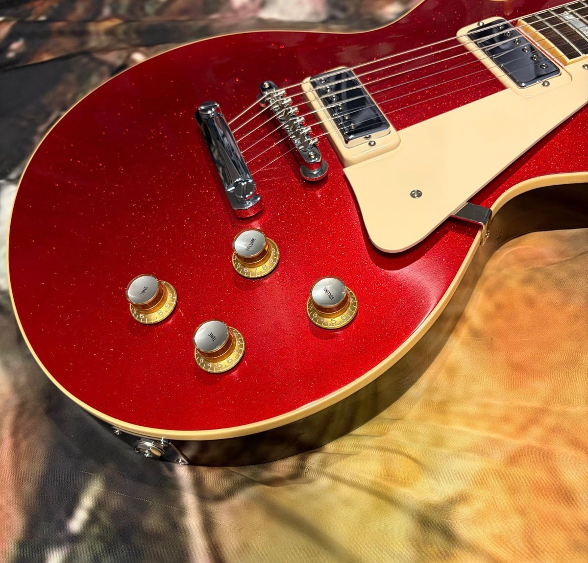 FANCY 💃! 2026 Gibson Custom Shop '76 Les Paul Deluxe Reissue Rocket Red Sparkle Top VOS Limited Edition LE 1976 Standard Norlin Era Mini Humbuckers Maple Neck Sandwich Body Construction ABR-1 Bridge Chrome Hardware Cream Plastics Brown Walnut Body
