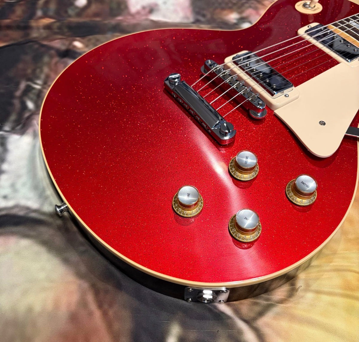 FANCY 💃! 2026 Gibson Custom Shop '76 Les Paul Deluxe Reissue Rocket Red Sparkle Top VOS Limited Edition LE 1976 Standard Norlin Era Mini Humbuckers Maple Neck Sandwich Body Construction ABR-1 Bridge Chrome Hardware Cream Plastics Brown Walnut Body