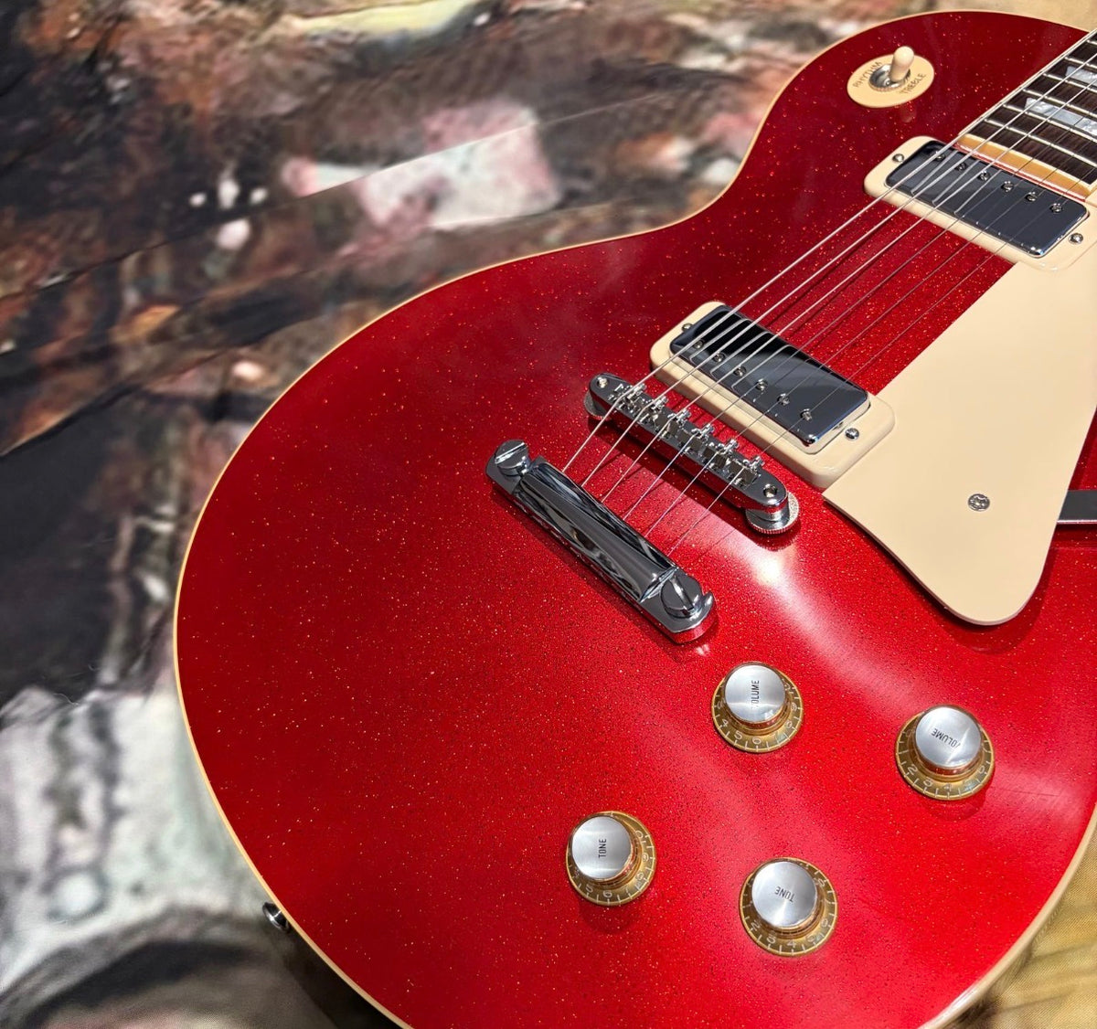 FANCY 💃! 2026 Gibson Custom Shop '76 Les Paul Deluxe Reissue Rocket Red Sparkle Top VOS Limited Edition LE 1976 Standard Norlin Era Mini Humbuckers Maple Neck Sandwich Body Construction ABR-1 Bridge Chrome Hardware Cream Plastics Brown Walnut Body