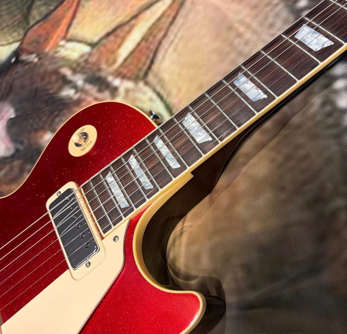 FANCY 💃! 2026 Gibson Custom Shop '76 Les Paul Deluxe Reissue Rocket Red Sparkle Top VOS Limited Edition LE 1976 Standard Norlin Era Mini Humbuckers Maple Neck Sandwich Body Construction ABR-1 Bridge Chrome Hardware Cream Plastics Brown Walnut Body