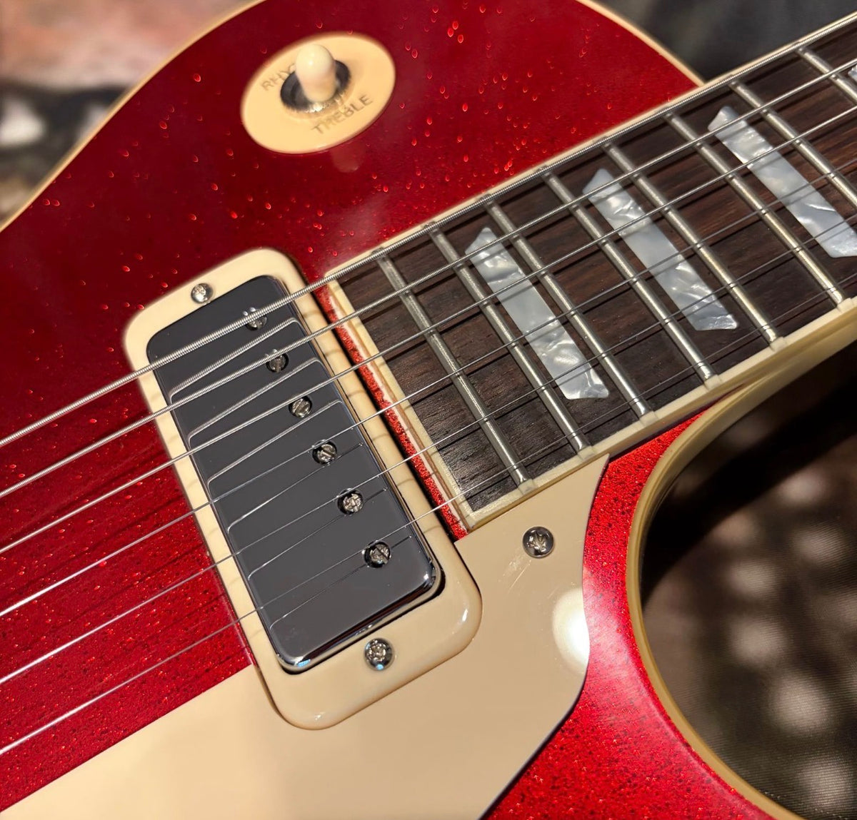 FANCY 💃! 2026 Gibson Custom Shop '76 Les Paul Deluxe Reissue Rocket Red Sparkle Top VOS Limited Edition LE 1976 Standard Norlin Era Mini Humbuckers Maple Neck Sandwich Body Construction ABR-1 Bridge Chrome Hardware Cream Plastics Brown Walnut Body