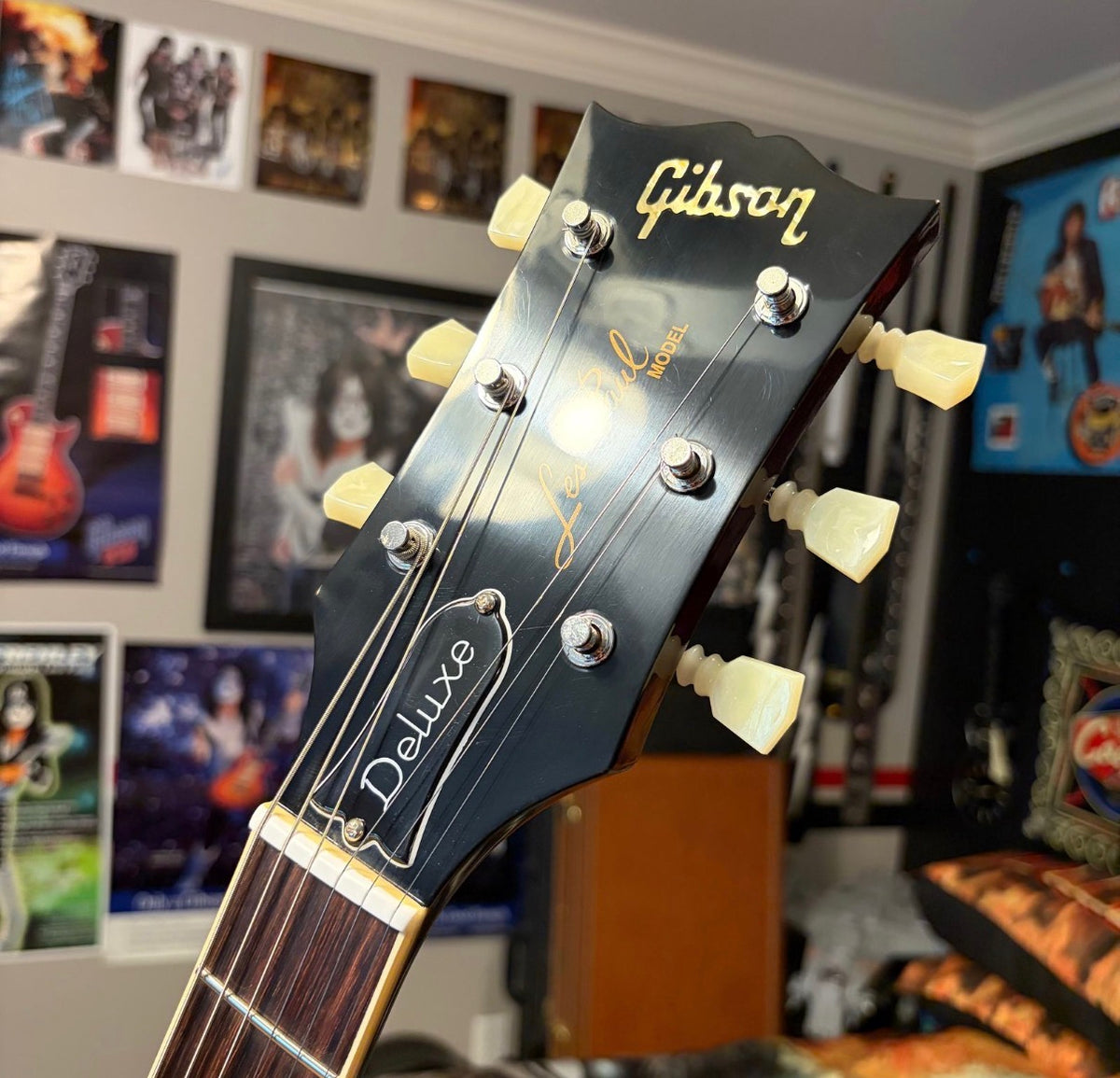FANCY 💃! 2026 Gibson Custom Shop '76 Les Paul Deluxe Reissue Rocket Red Sparkle Top VOS Limited Edition LE 1976 Standard Norlin Era Mini Humbuckers Maple Neck Sandwich Body Construction ABR-1 Bridge Chrome Hardware Cream Plastics Brown Walnut Body
