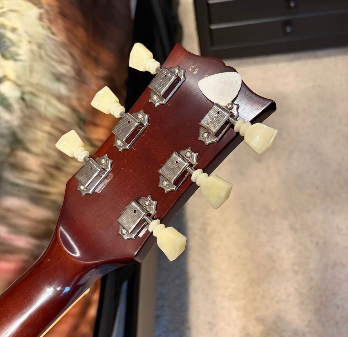 FANCY 💃! 2026 Gibson Custom Shop '76 Les Paul Deluxe Reissue Rocket Red Sparkle Top VOS Limited Edition LE 1976 Standard Norlin Era Mini Humbuckers Maple Neck Sandwich Body Construction ABR-1 Bridge Chrome Hardware Cream Plastics Brown Walnut Body