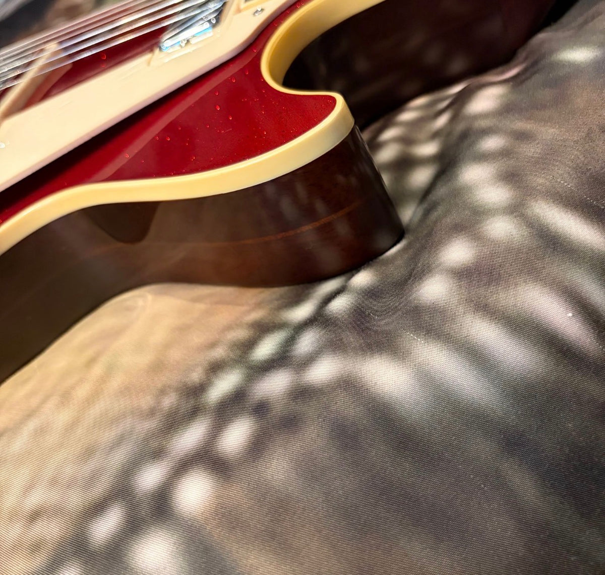 FANCY 💃! 2026 Gibson Custom Shop '76 Les Paul Deluxe Reissue Rocket Red Sparkle Top VOS Limited Edition LE 1976 Standard Norlin Era Mini Humbuckers Maple Neck Sandwich Body Construction ABR-1 Bridge Chrome Hardware Cream Plastics Brown Walnut Body