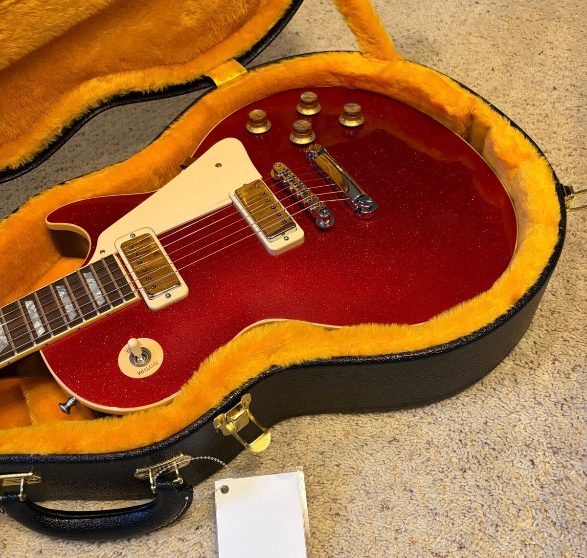 FANCY 💃! 2026 Gibson Custom Shop '76 Les Paul Deluxe Reissue Rocket Red Sparkle Top VOS Limited Edition LE 1976 Standard Norlin Era Mini Humbuckers Maple Neck Sandwich Body Construction ABR-1 Bridge Chrome Hardware Cream Plastics Brown Walnut Body
