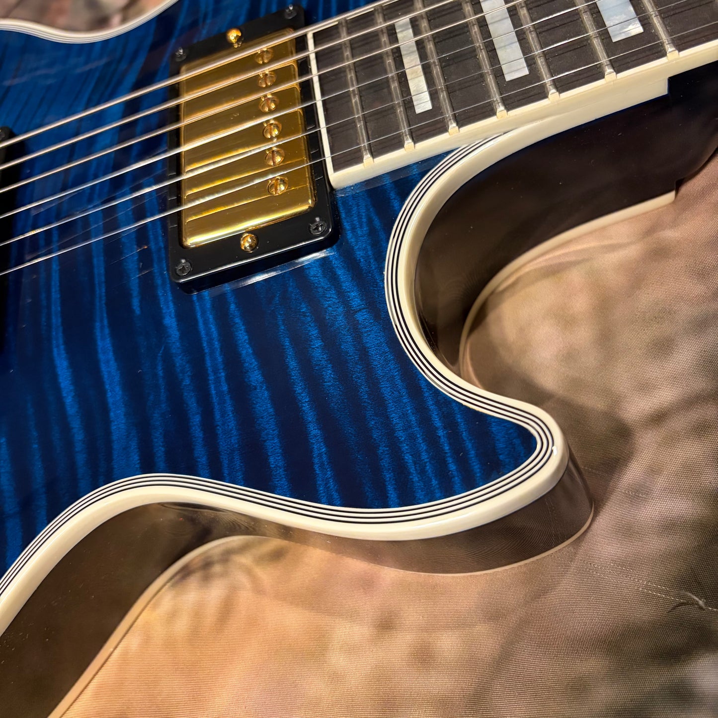 CUSTOM COLOR 🤩🌊! 2010 Gibson Custom Shop '68 Les Paul Custom Sapphire BluemF Figured Flamed Reissue Ocean Water Dark Aqua Whale Trans Blueberry Burst 1968 Historic Reissue ‘57 Classic Black Ebony Fretboard Full Gloss Gold Hardware